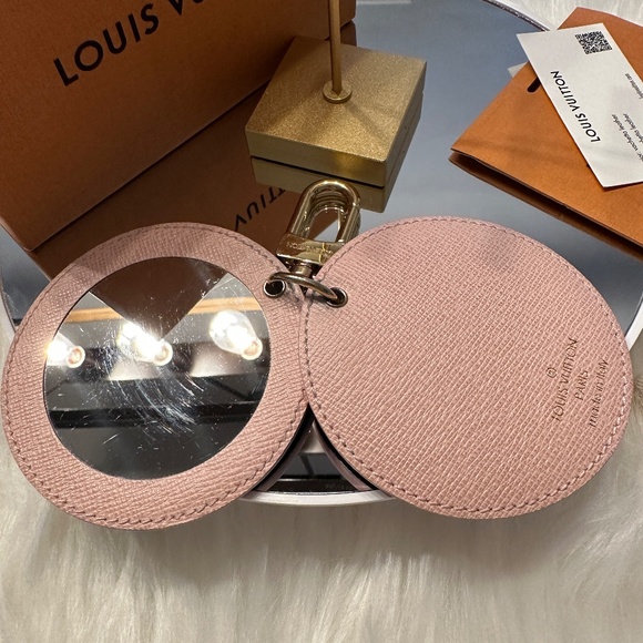 🤎💗FULL INCLUSION Louis Vuitton Keychain / Bag Charm💗🤎 - Picture 3 of 6
